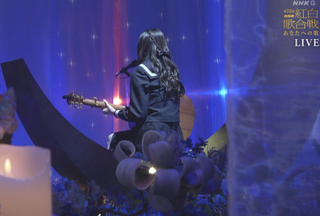 tuki.紅白出演時の画像