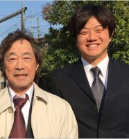 佐野泰臣と武田鉄矢（金八先生と息子・幸作）