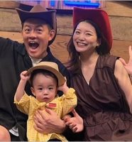 スピードワゴン井戸田潤と妻・蜂谷晏海＆長男の3ショット