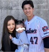 板野友美と長女、夫の高橋奎二